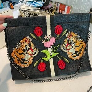 Gucci style shoulder bag in black leather with cute Gucci tigers and flowers